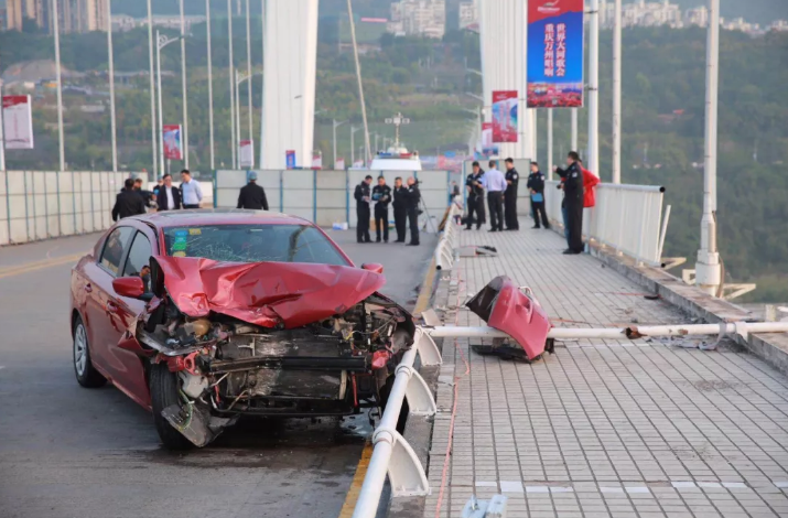 重慶公交墜橋，引發的建筑安全思考！.png